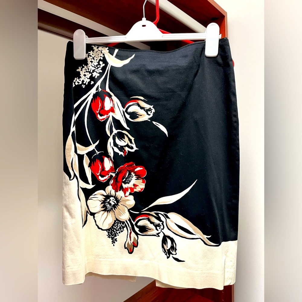 Eye catching skirt with dramatic kick slit